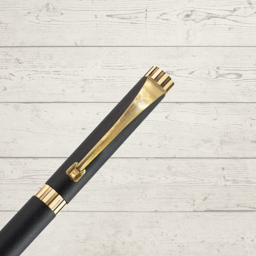 Vitta Stealth Gold–Matte Black Roller Pen