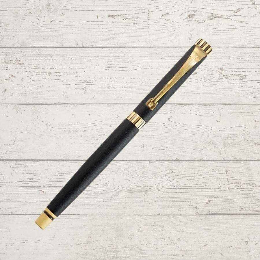 Vitta Stealth Gold–Matte Black Roller Pen